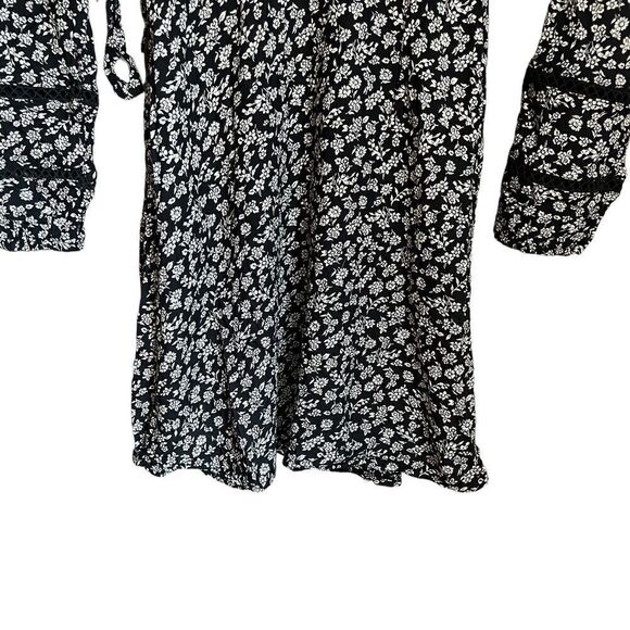 Hollister floral pattern faux wrap dress. Size medium - Picture 12 of 13